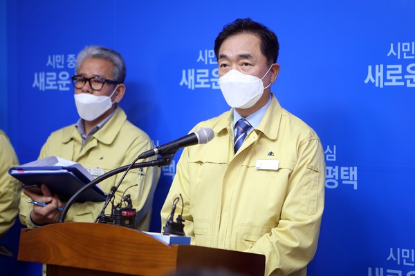 정장선 평택시장이 3일 시청 브리핑실에서 언론인 간담회를 열고 평택시 코로나19 대응 현황에 대해 소통의 시간을 가졌다. (사진제공=평택시청)