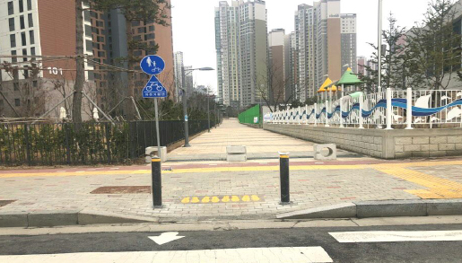 중구는 영종국제도시 초등학교 주변의 어린이 통학로의 통행안전 확보를 위해 차량 진입방지 시설물을 설치한다. (사진제공=중구청)