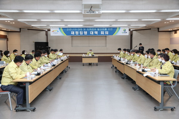 정부는 코로나19로 위축된 소비와 고용을 활성화하기 위해 지역사랑상품권을 통 크게 풀고, 각종 복지수당을 대폭 늘려 지급한다.(사진=이천시청)