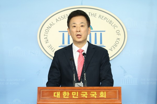 박근혜 전 대통령이 구치소에서 쓴 편지가 공개됐다. 사진은 편지 내용을 공개 중인 유영하 변호사. (사진=장민호 기자)
