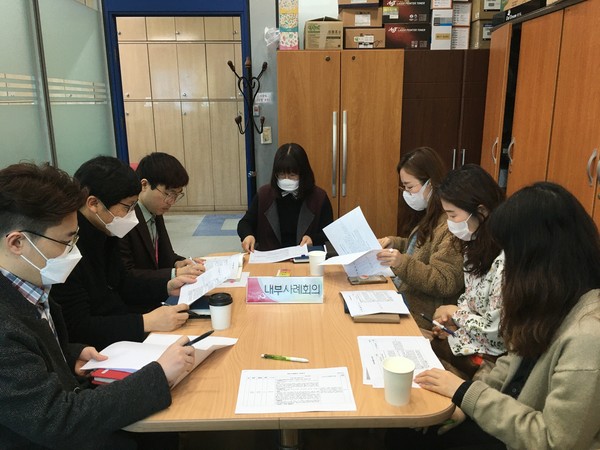 동두천시 무한돌봄센터는 지난 3일 복지정책과 상담실에서 동절기 복지사각지대로 발굴된 위기가구의 지원방안을 논의했다. (사진제공=동두천시청)