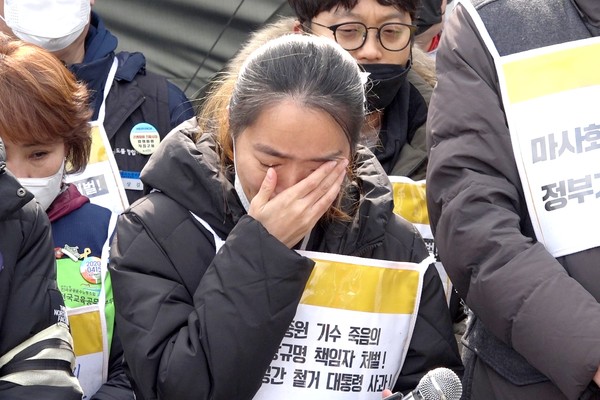 故 문중원 기수 죽음의 진상규명과 책임자 처벌을 촉구하며 4일부터 단식 농성에 돌입한 부인 오은주 씨가 기자회견 도중 눈물을 흘리고 있다. (사진=장민호 기자)