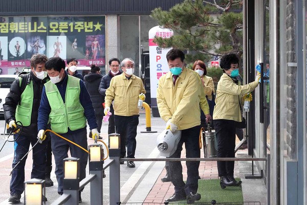 지난 3일 허인환 동구청장과 지역사회보장협의체 위원들이 방역활동을 하고 있다. (사진제공=동구청)