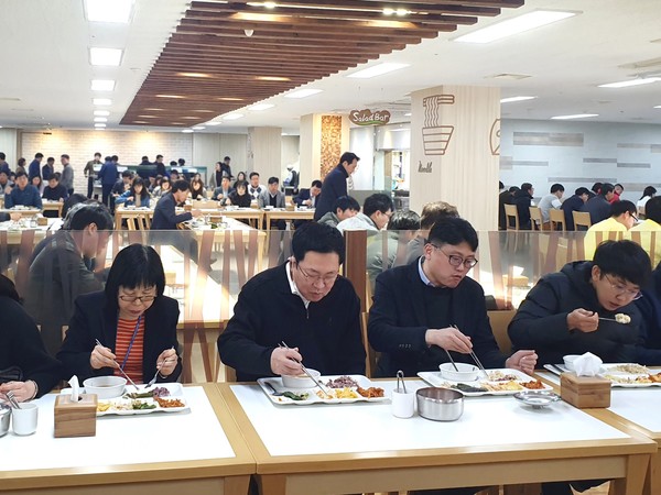 지난 3일 박남춘 시장이 시청식당인 소담홀에서 직원들과 한줄식사를 하고 있다.(사진제공=인천시청)