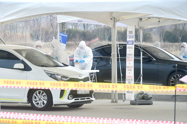 2일부터 차안에서 검사를 받을 수 있는 드라이브스루 선별검사센터를 운영하고 있다. 사진은 선학경기장에 설치된 드라이브스루. (사진제공=인천시청)
