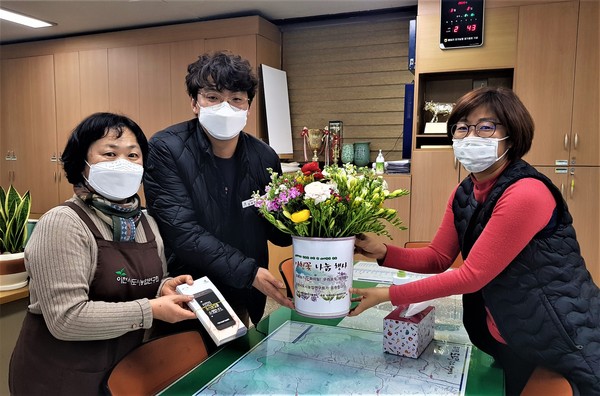 이천시는 지난 4일 코로나19 발생 및 경기침체로 어려움을 겪고 있는 관내 화훼농가를 돕기 위해 이천꽃 나눔 행사를 실시했다. (사진제공=이천시청)
