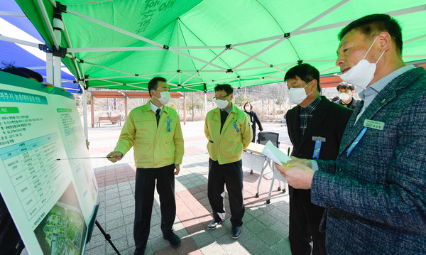 이항진 여주시장은 지난 4일 주요현안 사업장 현장점검의 일환으로 농촌 테마공원내 농촌문화센터 신축공사 현장을 둘러보며 담당공무원 및 공사관계자로부터 공사 추진현황과 향후 운영방안 등을 보고받으며 꼼꼼히 점검했다. (사진제공=여주시청)