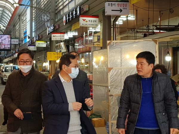 연제찬 하남시 부시장은 지난 4일 코로나19 확산사태에 따른 지역경제 한파에 어려움을 겪고 있는 신장전통시장 상인들을 위로하고, 스타필드 하남을 찾아 방역 등 대응체계를 점검했다. (사진제공=하남시청)