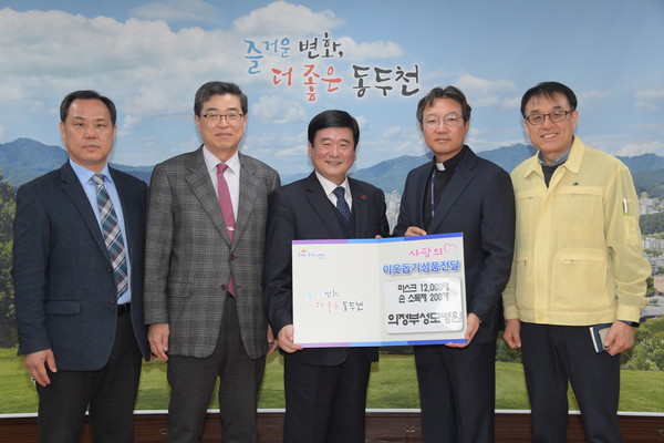 가톨릭대학교 의정부성모병원은 지난 4일 동두천시청을 방문해 마스크 1만 2000매와 손소독제 200개를 전달했다. (사진제공=동두천시청)