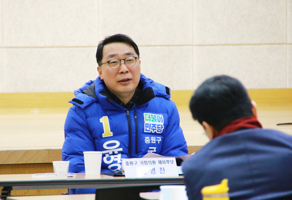 윤영찬 예비후보가 코로나19 사태로 인해 어려움을 겪고 있는 시간강사들과 대화를 나누고 있다. (사진제공=윤영찬 예비후보 사무실)