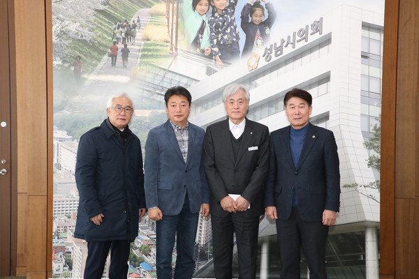 성남시의회는 5일 의장실에서 코로나19 대응 현장 근무자들의 노고를 격려하기 위해 성남시의료원에 위문금을 전달했다. (사진제공=성남시의회)