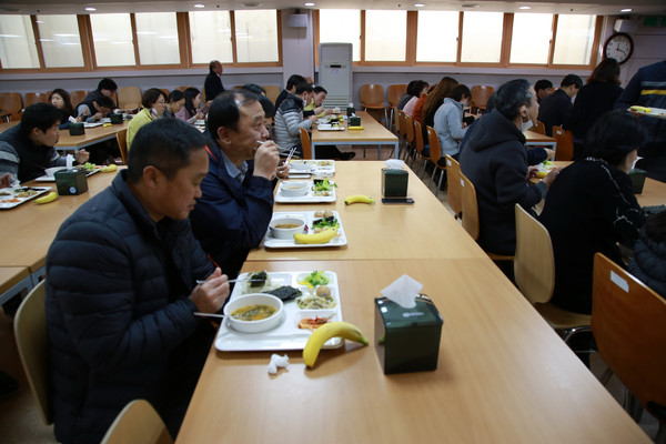 과천시는 9일 코로나19 감염방지를 위해 시민들에게 ‘사회적 거리두기’에 동참해 줄 것을 당부했다. 구내식당 한줄 식사 모습.  (사진제공=과천시청)