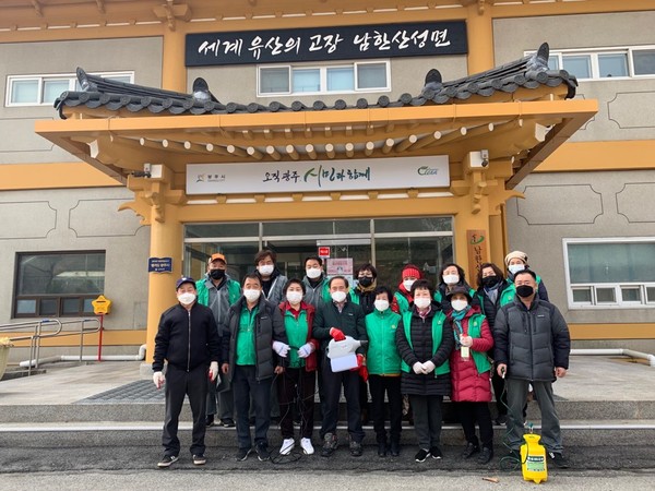 광주시 남한산성면은 “코로나19”의 지역 확산 방지를 위해 최근 관내 민·관 합동 방역을 실시했다고 8일 밝혔다. (사진제공=광주시청)