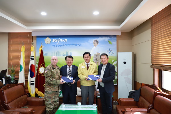 평택시의회 권영화 의장, 이병배 부의장은 지난 6일 평택시의회를 방문한 미8군 캠프험프리스 미 육군 정보작전처장 에드워드 린치 대령과 미8군 정치군사보좌관 김태업 예비역 준장과 함께 환담을 나눴다. (사진제공=평택시의회)