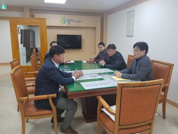 김경호 도의원(더불어민주당, 가평)은 노후 공동주택 재건축과 관련해 경기도시공사와 경기도를 방문해 대안마련을 촉구했다. (사진제공=경기도의회)