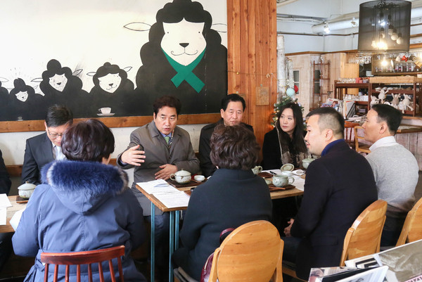 용인지역에 코로나19 여파로 피해를 입고 있은 소상공인에게 자발적으로 임차료를 20~30% 인하해주는 착한 임대인이 늘어나고 있다는 반가운 소식이 전해졌다. (사진제공=용인시청)