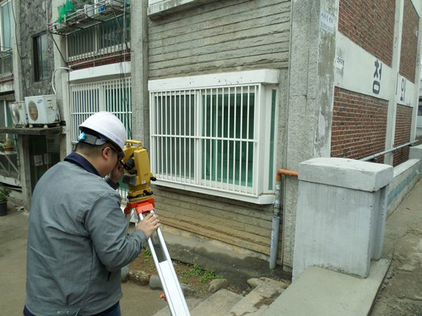 인천 남동구 공동주택안전검검(건축물기울기 확인). (사진제공=남동구청)