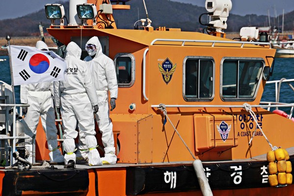 평택해양경찰서는 지난 5일 화성시 제부도 앞 해상에서 코로나19 의심환자 긴급 이송 훈련을 실시했다. (사진제공=평택해양경찰서)