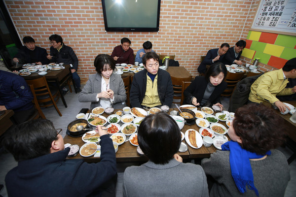 김종천 과천시장은 지난 6일 코로나19 확진자가 다녀간 것으로 알려진 지역 별양동 소재 ‘행복한 밥상’에서 윤미현 시의회 의장 등 22명과 함께 오찬을 가졌다. (사진제공=과천시청)