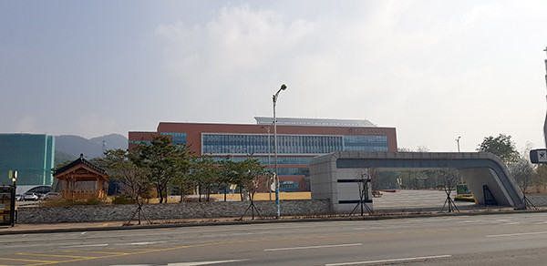 경기도교육청이 코로나19 여파로 학교운영위원회 위원 선출 일정을 개학일 이후 3주 이내 구성으로 조정한다. 사진은 경기도교육청 전경. (사진=중앙신문DB)