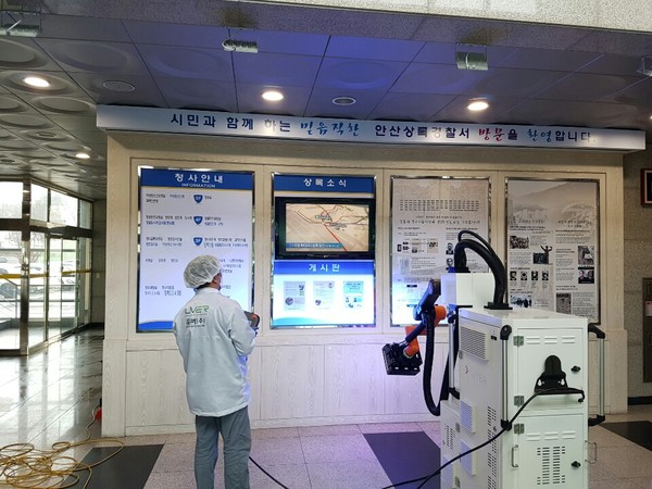 안산시는 유버가 UV LED 기술을 이용한 ‘살균 로봇’을 투입해 코로나19 확산 방지 활동을 지원하고 있다. (사진제공=안산시청)