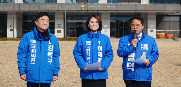 제21대 총선 안양시 3개 선거구의 더불어민주당 이재정(동안구을), 강득구(만안구), 민병덕(동안구갑) 예비후보는 9일 오전 안양시청 앞에서 공동 기자회견을 열어 첫 공통공약으로 감염병 사태 대응 및 예방을 위한 ‘안전취약계층 위생용품 의무비축’과 ‘어린이 이용시설에 대한 ‘보건안전관리자’ 제도’의 법제화를 제시했다. (사진제공=더불어민주당)