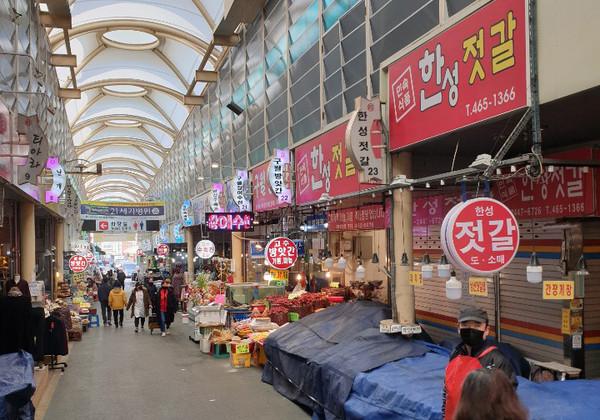 코로나19 여파로 인천 남동구 구월시장을 찾는 손님들의 발길이 끊겨 한산한 모습을 보이고 있다. 불경기를 임차인과 함께 이겨내자며 이곳 시장 임대업자 31%가 ‘착한 임대인 운동’에 참여를 하고 있다. (사진제공=남동구청)
