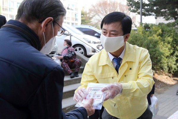 이강호 남동구청장(오른쪽)이 9일 만수종합사회복지관을 방문해 자원봉사자들이 직접 만든 면마스크을 어르신들께 배부하고 있다. (사진제공=남동구청)