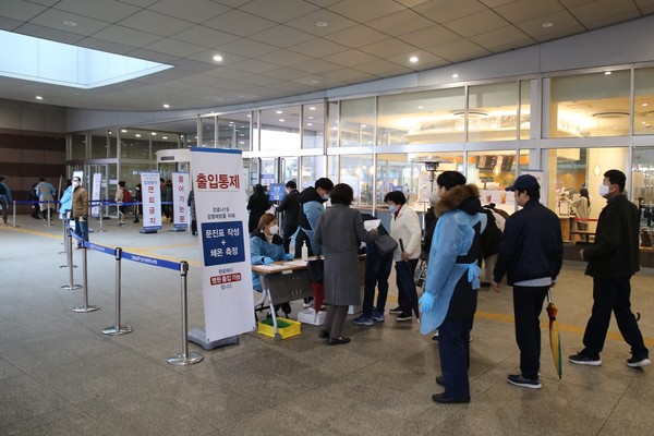 분당서울대병원이 모든 병원 출입자에 대해 문진표 작성과 발열체크, 위험지역 방문력을 파악해 관리하고 있다. (사진제공=분당서울대병원)