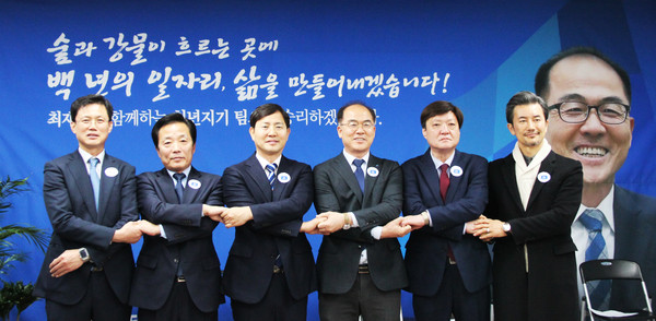 여주 양평 더불어민주당 6명의 예비후보들이 지난 9일 합동기자회견을 갖고 ‘강력한 한 팀’을 선언했다. (사진제공=최재관 예비후보 사무실)