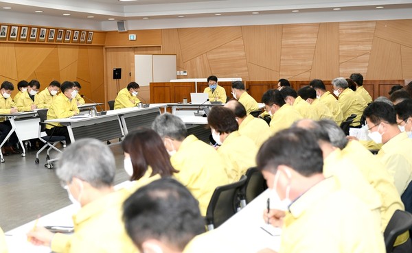 파주시는 10일 ‘코로나19’ 사태 장기화로 신음하는 지역경제 침체에 대응해 선제적으로 모든 행·재정 자원을 전력 투입하고 경제 안정화 및 재정 확장을 통해 지역경제를 살리기 위한 ‘파주 살리기 All-in 프로젝트’ 사전 설명회의를 가졌다. (사진제공=파주시청)