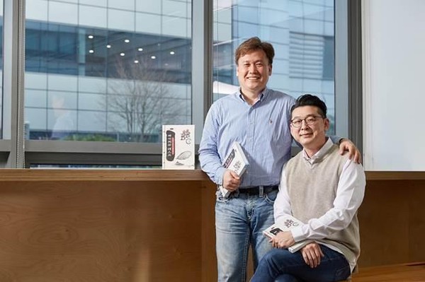 SK하이닉스가 반도체 전문지식과 경험을 공유하기 위해 반도체 도서 '패키지와 테스트'를 출간했다. 사진은 이 책의 저자인 서민석 팀장(왼쪽)과 기획자인 이상익. (사진제공=SK하이닉스)