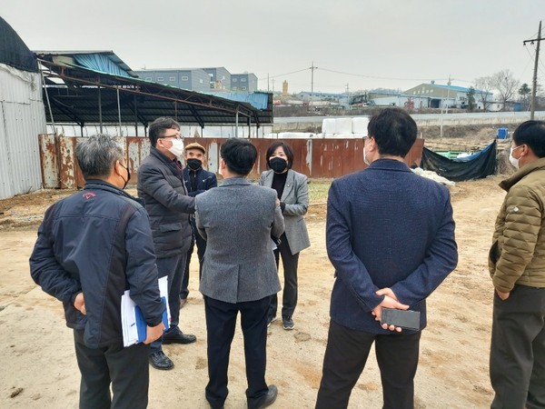 지난 9일 화성시의회 박연숙 의원이 주민, 기업인, 양감면장을 비롯한 관계 공무원 등이 참여해 진입로와 소하천 정비에 대한 대책을 논의했다. (사진제공=화성시의회)
