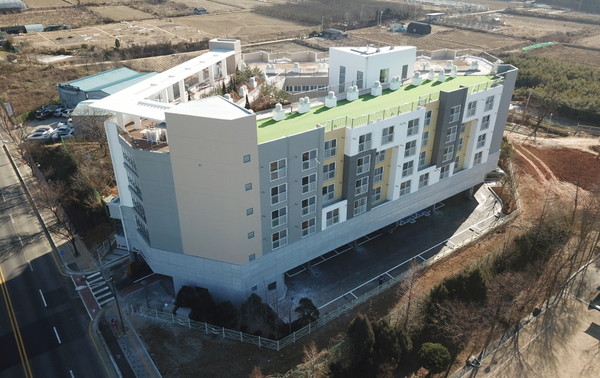 수원 영통 경기행복주택의 모습. 주 공급계층인 청년 1인 가구의 특성을 고려한 오픈키친, 공동세탁실 등이 마련됐다. (사진제공=경기도청)