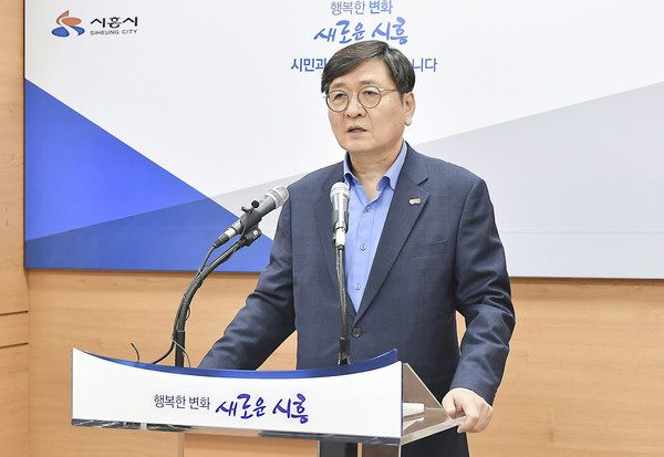 김종윤 시흥시 안전교통국장이 10일 시흥시 주차공간 조성 관련 브리핑을 하고 있다. (사진제공=시흥시청)