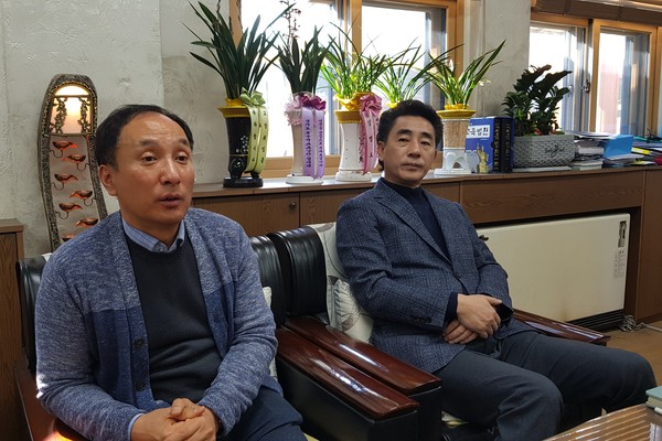 김경학 교장(우)은 "성광학교가 이전하게 되면 130여 명의 재학생들이 갈 곳을 잃게 될 것"이라며 "학교를 지켜달라"고 호소했다. 양태진 행정실장(좌)도 "장애 학생들의 학습 권리가 침해당하게 될 것"이라며 우려를 표했다. (사진=장민호 기자)