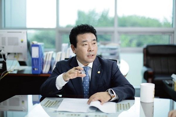정부가 예산 문제 등으로 난색을 표해 왔던 ‘경인선 운천역’ 건립이 지역 국회의원의 끈질긴 노력과 지역주민, 파주시가 함께 사투를 벌여 국토교통부의 확정을 받아내 역사를 새로 짓는 결실을 맺게 됐다. (사진제공=박정 의원실)