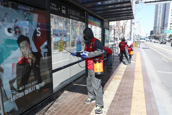11일 구로구시설관리공단 소속 직원들이 전날 코로나19 확진자가 대규모 발생한 코리아빌딩 인근 버스정류장 등을 오가며 방역 작업을 벌이고 있다. (사진=장민호 기자)