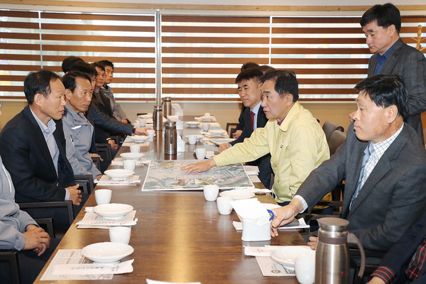 평택시와 평택경찰서 두 기관은 지난 10일 정장선 평택시장, 오지형 평택경찰서장, 평택경찰서 실무과장 등 20명이 참석한 가운데 범죄로부터 안전한 도시를 조성하고자 지역 치안협의회 실무협의체 회의를 개최했다. (사진제공=평택시청)