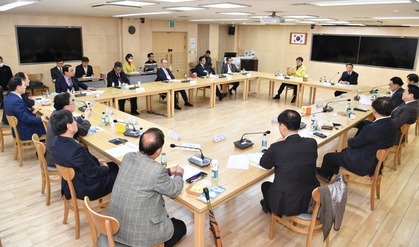 하남시는 하남시기독교연합회와 시청 상황실에서 연합회장인 조남주 목사(새빛교회) 등 16개 교회 목사, 장로들이 참석한 가운데 코로나19 관련 조찬간담회를 가졌다. (사진제공=하남시청)