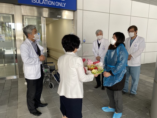 11일 의료원장이 퇴원환자를 배웅하고 있는 모습. (사진제공=성남시의료원)