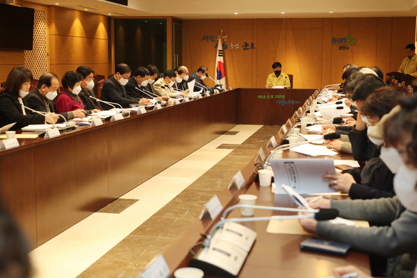 한대희 군포시장이 관내 중소기업인, 소상공인, 사회단체장 등과 잇따라 만나 이들에 대한 지원방안 등을 설명하고 코로나19의 조기 극복을 위한 협조를 요청했다. (사진제공=군포시청)
