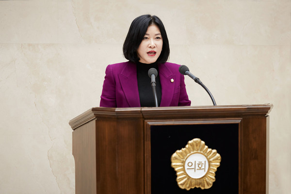 김희영 의원이 12일 제241회 임시회 제1차 본회의을 통해 보쉬 진입로 개설공사 및 구 수지 롯데마트 부지 내 공동주택 신축과 관련해 주민들의 피해방지 대책을 촉구하고 나섰다. (사진제공=용인시의회)