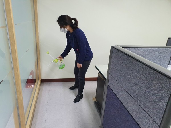 화성시가 최근 서울 구로구 콜센터 코로나19 집단감염 사태가 발생함에 따라 콜센터 등 고위험 사업장에 대한 긴급점검에 나섰다. 사진은 행복나눔콜센터 자체 방역 모습. (사진제공=화성시청)