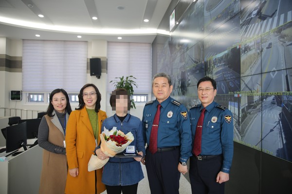 포천경찰서는 범죄현장을 포착해 범인 검거에 결정적인 역할을 한 CCTV 모니터링요원의 공적을 격려하기 위해 CCTV 스마트안심센터를 방문해 표창을 수여했다. (사진제공=포천경찰서)