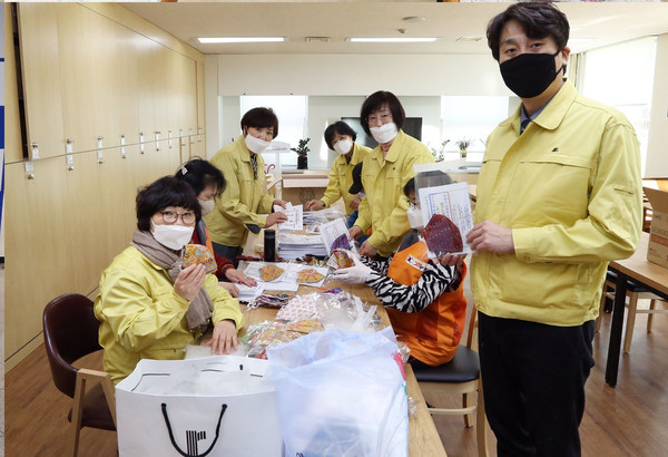 12일 안양시의회 봉사활동은 오전엔 의장 및 총무경제위원회 정맹숙 위원장이 오후에는 보사환경위원회 임영란 위원장과 도시건설위원회 박정옥 위원장이 함께 했다. (사진제공=안양시의회)