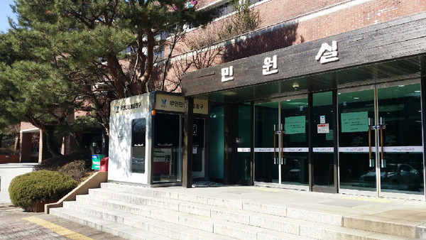 과천시는 최근 시청 내부에 있던 무인민원발급기 1대를 민원실 앞으로 이동 설치, 시민들이 24시간 이용 가능할 수 있도록 운영에 들어갔다. (사진제공=과천시청)