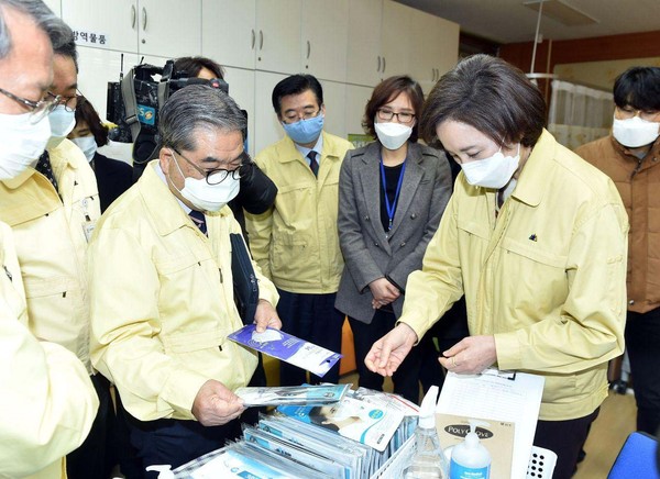 이재정 도교육감이 유은혜 사회부총리 겸 교육부 장관과 12일 수원 매탄초등학교를 방문해 코로나19 대응 상황을 점검하며 방역용품을 살펴보고 있다. (사진제공=경기도교육청)