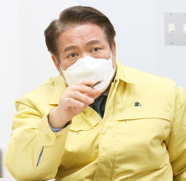 최대호 안양시장은 지난 12일부터 자신의 sns을 통해 안양지역 내, 거주하는 9~12번까지 4명의 코로나19 확진자 정보를 상세하게 공개했다. (사진제공=안양시청)