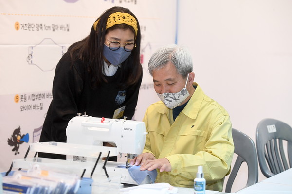 따숨마스크를 만들고 있는 곽상욱시장. (사진제공=오산시청)